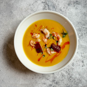 Крем-суп из тыквы с креветками и вялеными томатами